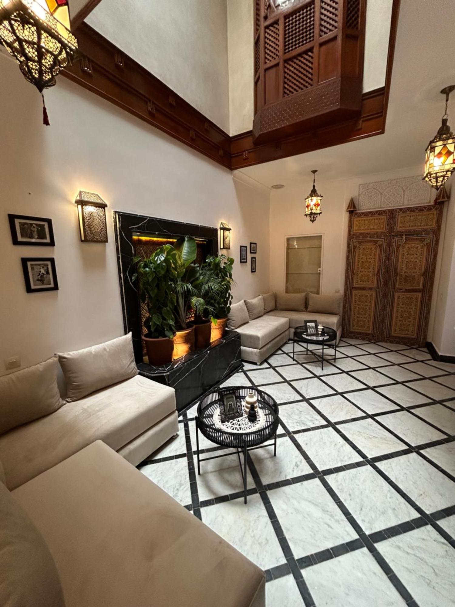 Riad Amazing Amazigh Avec Jacuzzi Petit Dejeuner Compris Avec Aussi Chambres Familiales Pres De La Place Jemaa El Fna Marrakesh Exterior photo