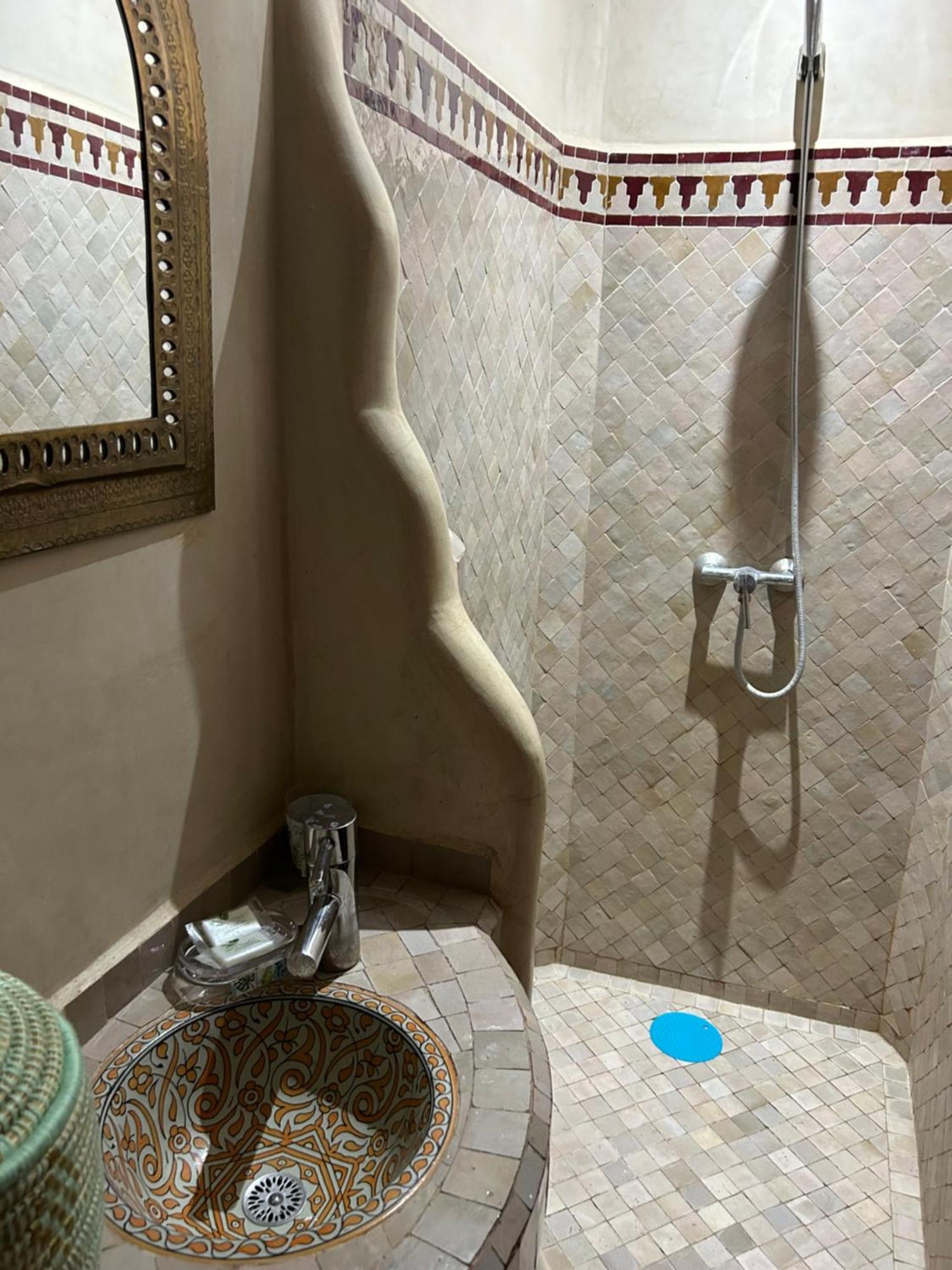 Riad Amazing Amazigh Avec Jacuzzi Petit Dejeuner Compris Avec Aussi Chambres Familiales Pres De La Place Jemaa El Fna Marrakesh Exterior photo