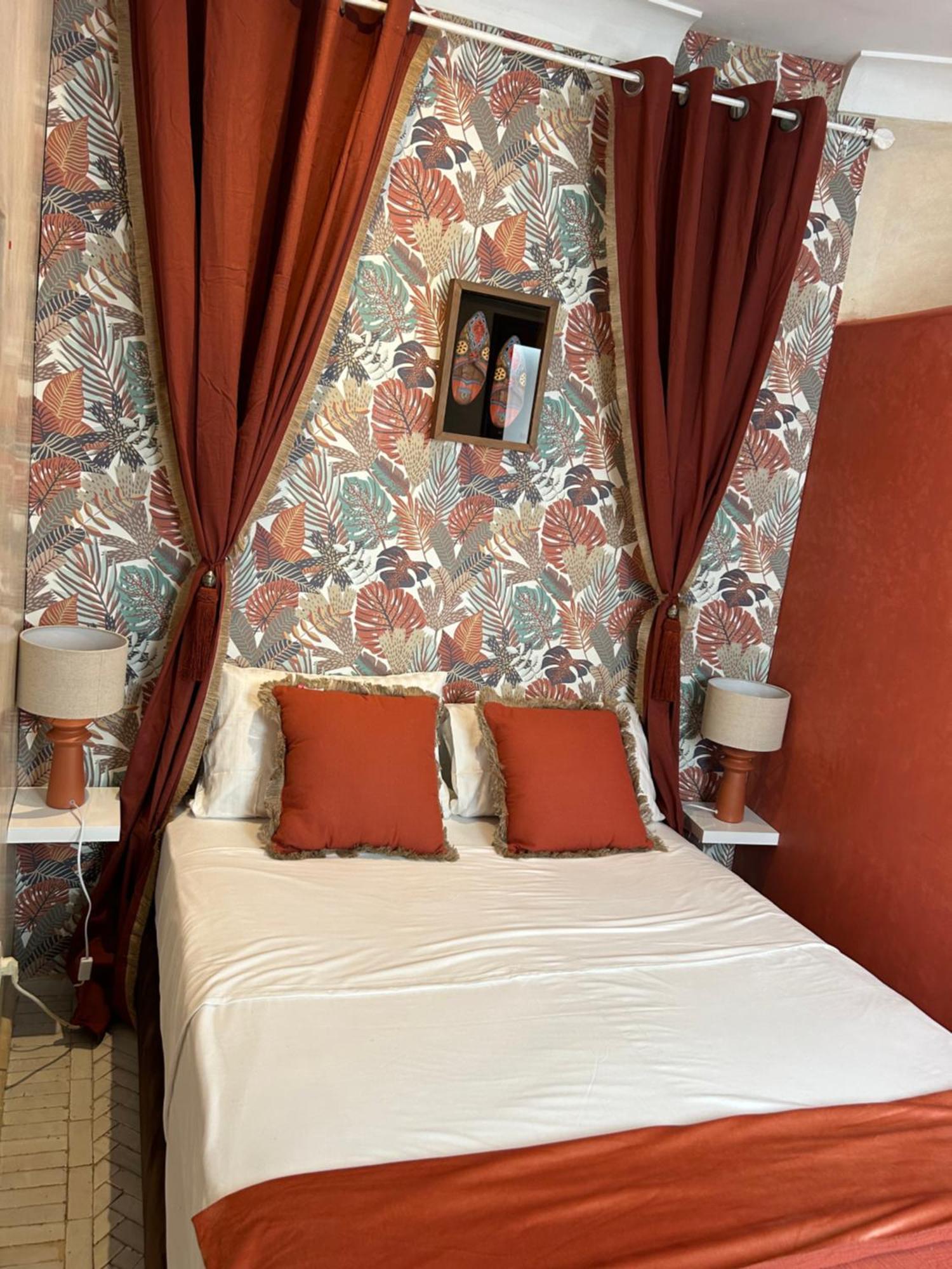 Riad Amazing Amazigh Avec Jacuzzi Petit Dejeuner Compris Avec Aussi Chambres Familiales Pres De La Place Jemaa El Fna Marrakesh Exterior photo