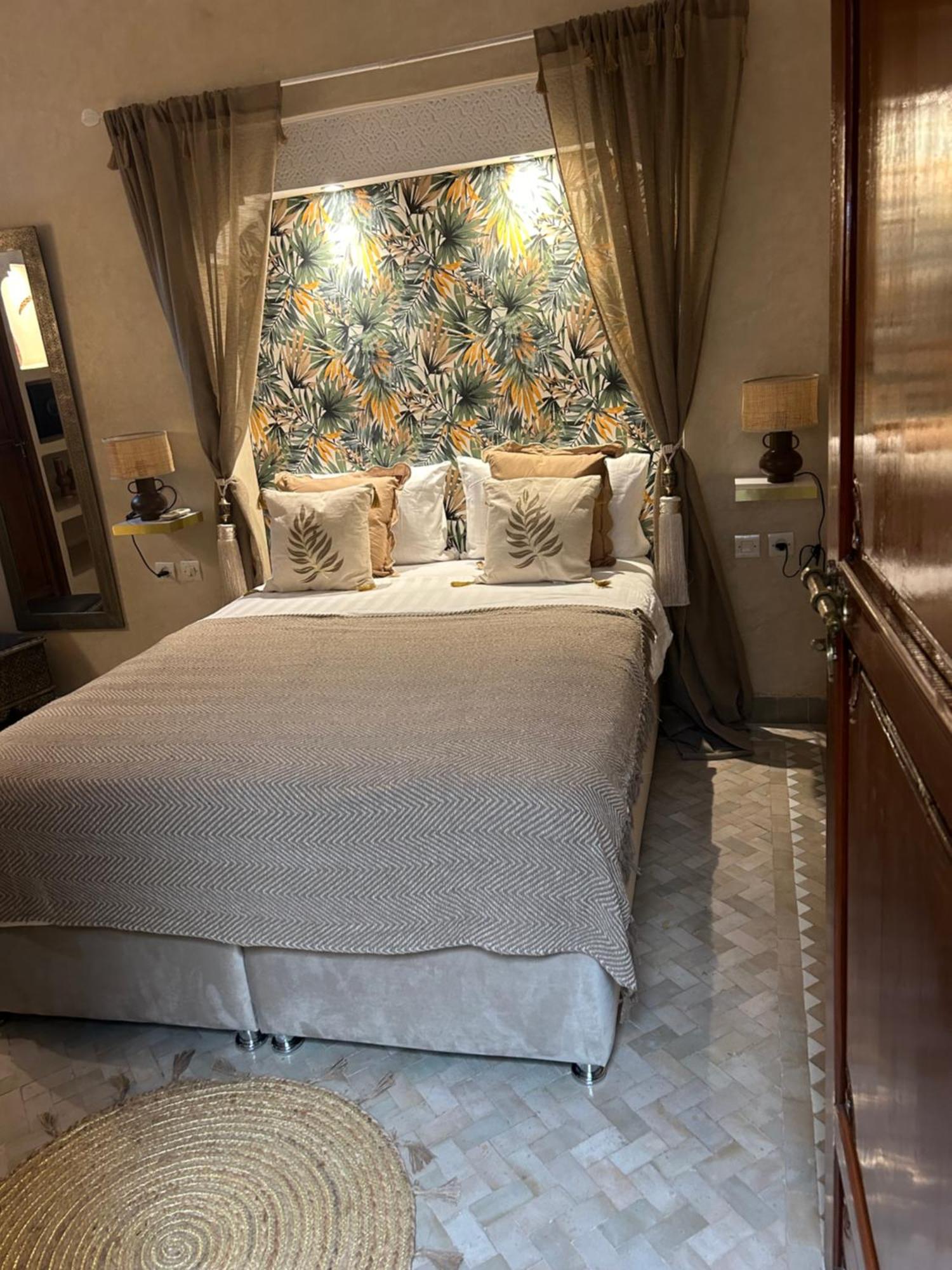 Riad Amazing Amazigh Avec Jacuzzi Petit Dejeuner Compris Avec Aussi Chambres Familiales Pres De La Place Jemaa El Fna Marrakesh Exterior photo